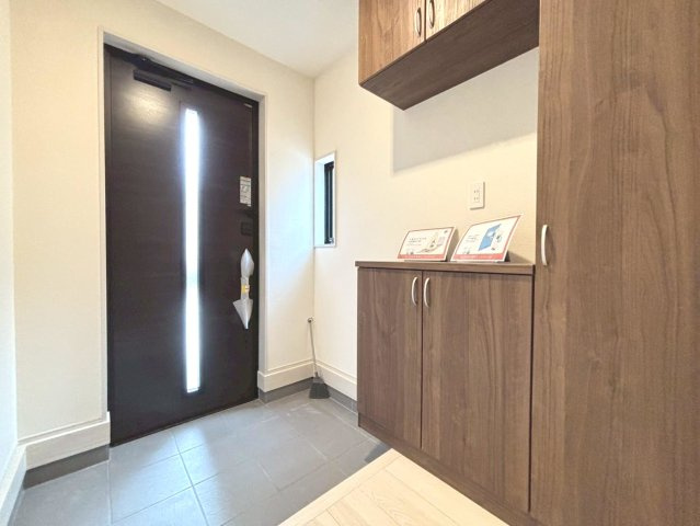 リーブルガーデン　羽島市竹鼻町第１期　全１区画分譲の玄関|大容量のシューズ収納付きで玄関周りもすっきり！玄関ドアからの光が玄関ホールを明るくしてくれます。