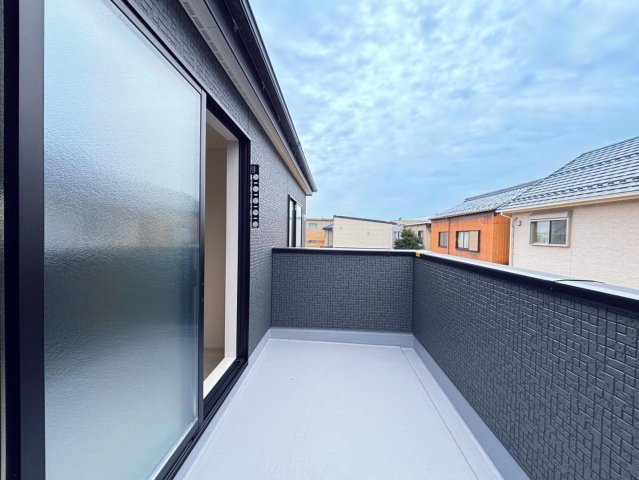 リーブルガーデン　羽島市竹鼻町第１期　全１区画分譲のバルコニー|バルコニーは南向きで洗濯物もよく乾きます！強度と表面積硬度を持つFPRで防水しています。