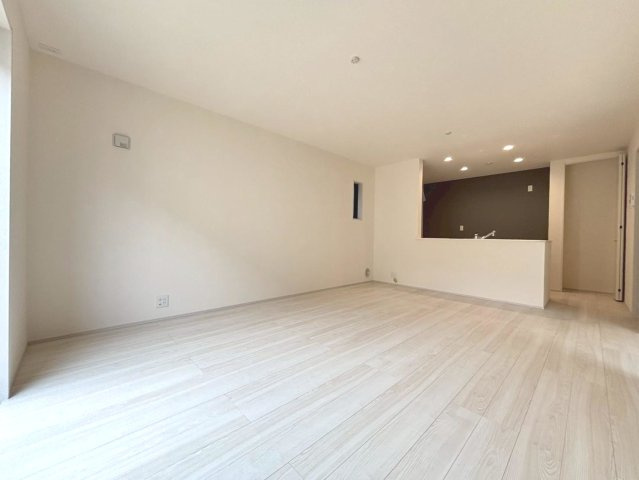 リーブルガーデン　羽島市竹鼻町第１期　全１区画分譲の居間・リビング|明るい日差しをふんだんに取り込んだリビングダイニングは家族の笑顔につつまれた素敵な空間になります。
一建設の家は精度が高く丈夫な工法を採用し、「住宅トップランナー基準」に対応しています。