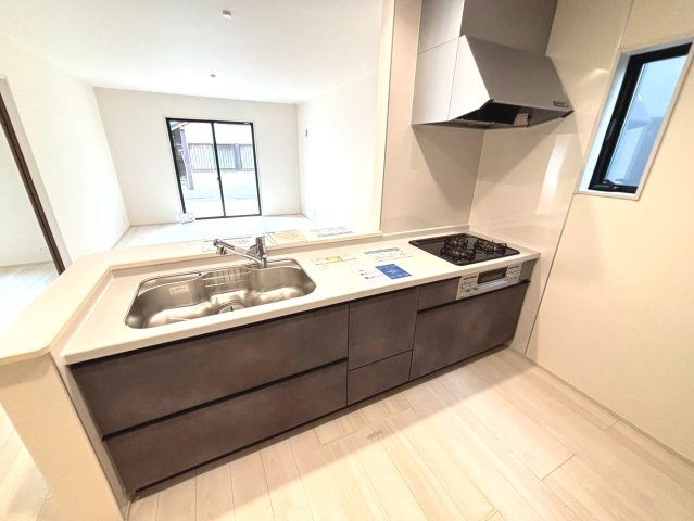 リーブルガーデン　羽島市竹鼻町第１期　全１区画分譲のキッチン|機能的で手入れがしやすいシステムキッチンでお掃除も楽々。蛇口は浄水器内蔵型で節湯CI対応水栓です。　
人造大理石カウンターやキッチンパネルなど明るくきれいにお使いいただけます。