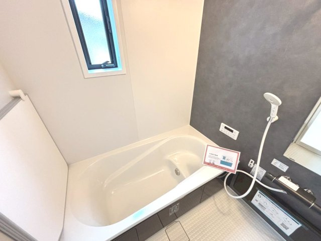 リーブルガーデン　羽島市竹鼻町第１期　全１区画分譲の浴室|明るく清潔感がある浴室。浴槽は環境にやさしい節水タイプ。浴槽内ステップで半身浴、親子入浴も安心です。
洗い場の床は乾きやすく滑りにくい快適仕様、水はけが良くカビの発生を軽減できます。
