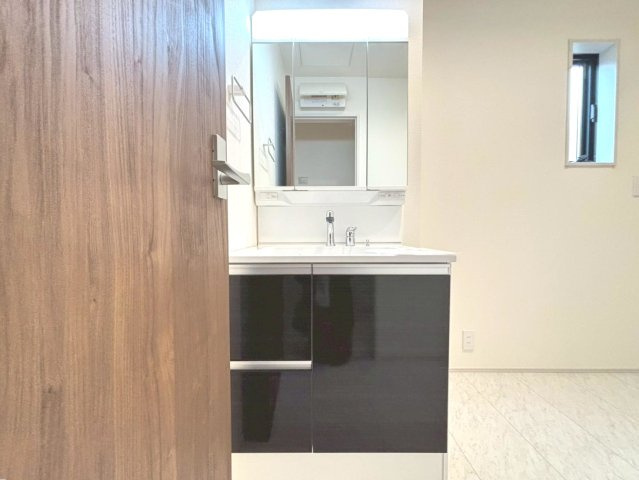 リーブルガーデン　羽島市竹鼻町第１期　全１区画分譲の独立洗面台|洗面化粧台 幅 750mm、軽く割れにくい洗面ボールと場所をとらないコンパクト設計の本体キャビネットです。
ミラー扉の内側は全て収納スペースです。リフトアップシャワーを採用し両手が自由に使えます