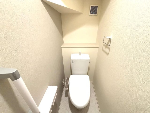 リーブルガーデン　羽島市竹鼻町第１期　全１区画分譲のトイレ|超表面平滑加工とイオンパワーの「セフィオンテクト」加工で、汚れが付きにくく落ちやすい仕様で清潔です。
便器にフチがないので汚れが隠れて見えない部分がありません。お手入れがとってもラクラクです。