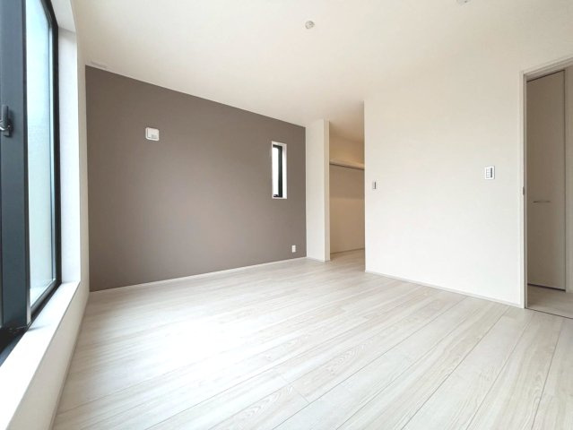 リーブルガーデン　羽島市竹鼻町第１期　全１区画分譲の寝室|すべての居室にはたっぷり収納できる大型のクローゼット、各室に２４時間換気システムを設置しています。
排気ファンから低風量で24時間強制排気し、家の中の空気をいつも新鮮に保ちます。
