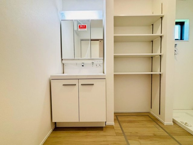 ダイマルタウン　羽島市竹鼻町寺東第７　全４区画分譲の独立洗面台|収納力と機能性に優れた、お手入れラクラク三面鏡洗面化粧台です。朝の身支度もスムーズにできます。