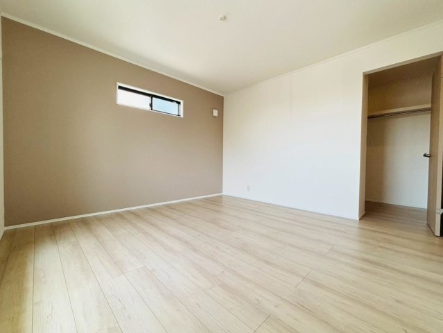 ダイマルタウン　羽島市竹鼻町寺東第７　全４区画分譲の寝室|全居室に大型収納を設置。高性能な断熱材で丸ごと覆った高気密・高断熱の家で、夏も冬も快適に過ごせます。