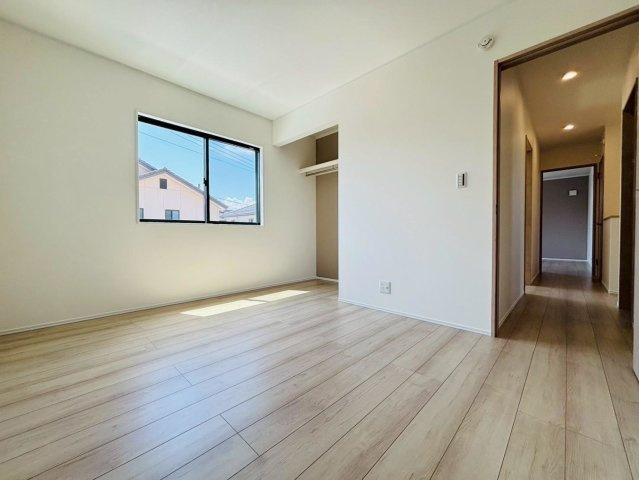 ダイマルタウン　羽島市竹鼻町寺東第７　全４区画分譲の洋室|全居室に大型収納を設置。窓ガラスは断熱性能や結露防止効果の高いLOW-E複層ガラスを採用しています。