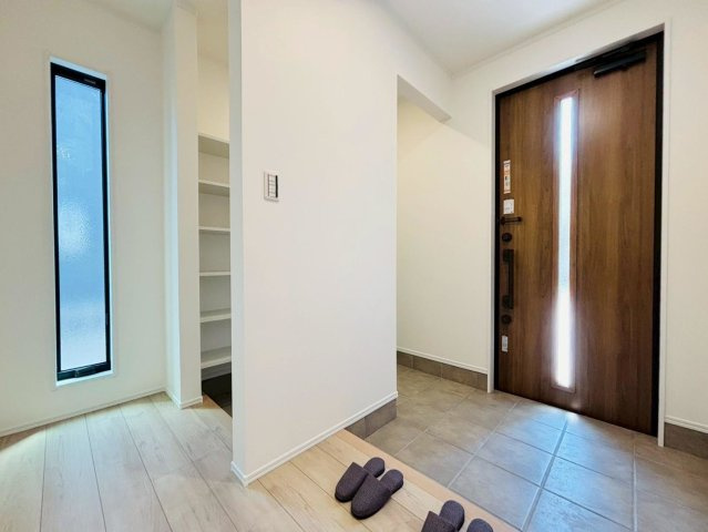 ダイマルタウン　羽島市竹鼻町寺東第７　全４区画分譲の玄関|シューズ収納付きで玄関周りもすっきり！玄関ドアからの光が玄関ホールを明るくしてくれます。