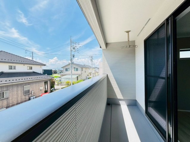 ダイマルタウン　羽島市竹鼻町寺東第７　全４区画分譲のバルコニー|バルコニーは南向きで洗濯物もよく乾きます！強度と表面積硬度を持つFPRで防水しています。
