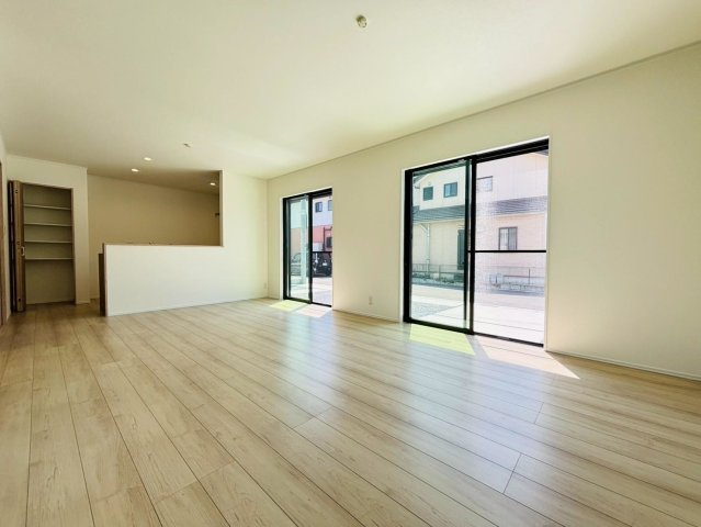 ダイマルタウン　羽島市竹鼻町寺東第７　全４区画分譲の居間・リビング|シンプルで温かみのあるナチュラルテイストのリビングダイニング。広々設計でゆとりのある空間です。