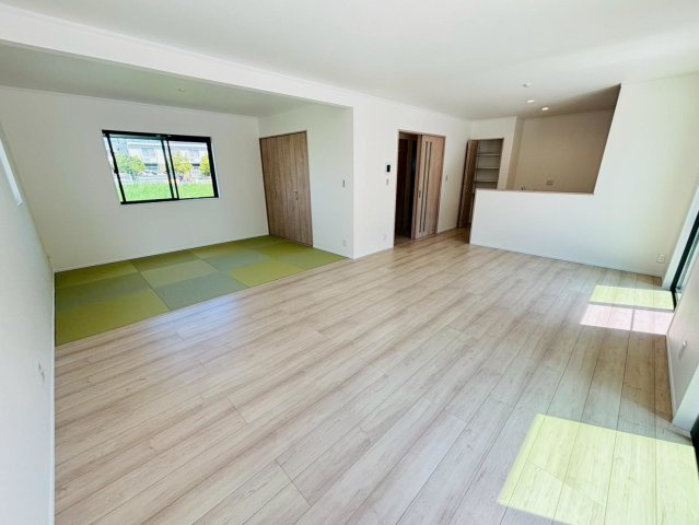 ダイマルタウン　羽島市竹鼻町寺東第７　全４区画分譲の居間・リビング|シンプルで温かみのあるナチュラルテイストのリビングダイニング。広々設計でゆとりのある空間です。