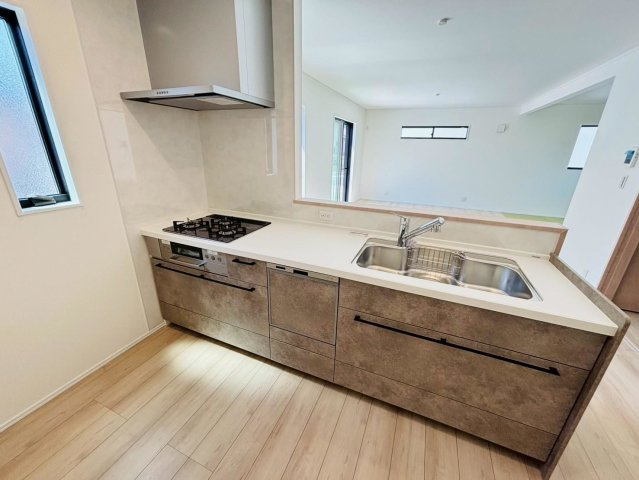 ダイマルタウン　羽島市竹鼻町寺東第７　全４区画分譲のキッチン|家事の時間短縮・節水にもなる食器洗い乾燥機付き。浄水器付き水栓で、いつでもきれいな水が使えます。　　