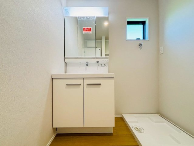 ダイマルタウン　羽島市竹鼻町寺東第７　全４区画分譲の独立洗面台|収納力と機能性に優れた、お手入れラクラク三面鏡洗面化粧台です。朝の身支度もスムーズにできます。