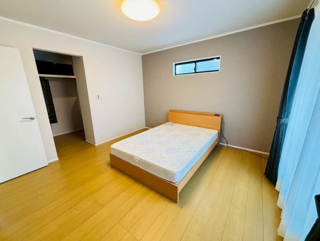 ダイマルタウン　羽島市竹鼻町寺東第７　全４区画分譲の寝室|※家具配置イメージ　全居室に大型収納を設置。高性能な断熱材で丸ごと覆った高気密・高断熱の家で、夏も冬も快適に過ごせます。