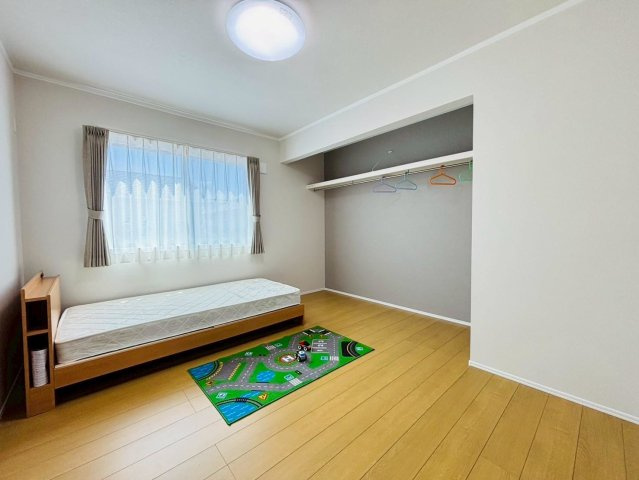 ダイマルタウン　羽島市竹鼻町寺東第７　全４区画分譲の洋室|※家具配置イメージ　全居室に大型収納を設置。窓ガラスは断熱性能や結露防止効果の高いLOW-E複層ガラスを採用しています。