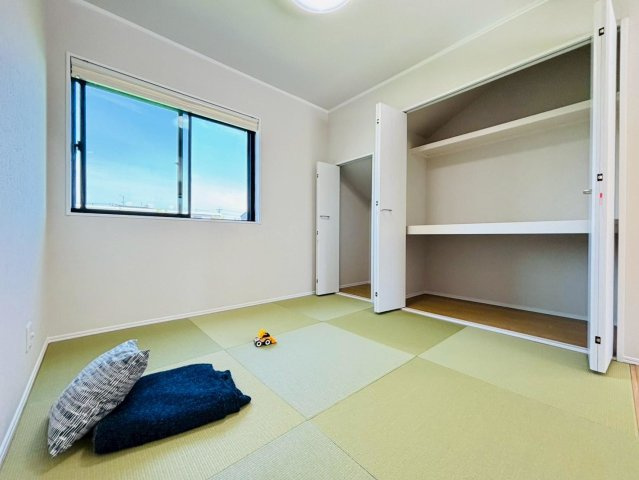 ダイマルタウン　羽島市竹鼻町寺東第７　全４区画分譲の和室|※家具配置イメージ　一室あると便利な和室は、ご来客時はもちろん、お子様のお昼寝や遊び場、寝室としてもご利用いただけます。