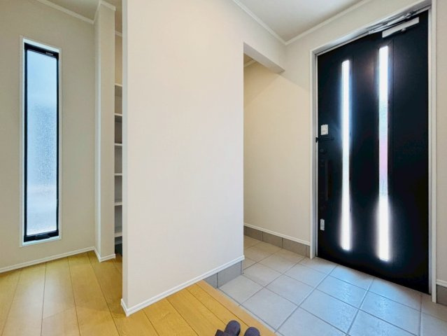 ダイマルタウン　羽島市竹鼻町寺東第７　全４区画分譲の玄関|シューズ収納付きで玄関周りもすっきり！玄関ドアからの光が玄関ホールを明るくしてくれます。