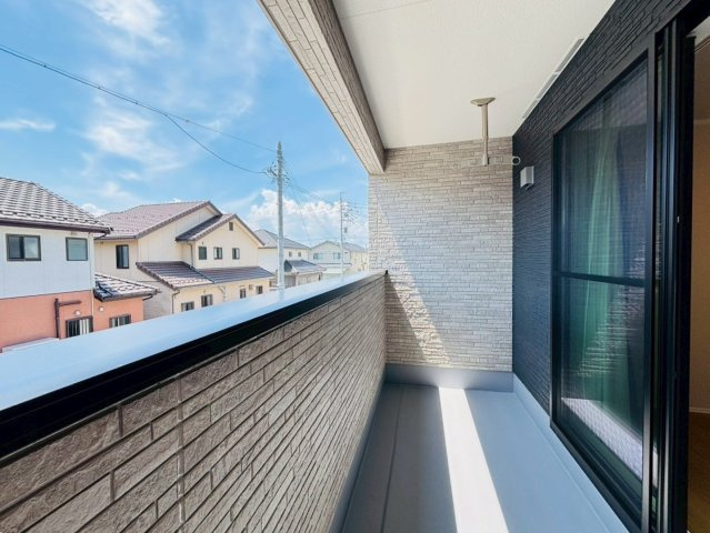 ダイマルタウン　羽島市竹鼻町寺東第７　全４区画分譲のバルコニー|バルコニーは南向きで洗濯物もよく乾きます！強度と表面積硬度を持つFPRで防水しています。