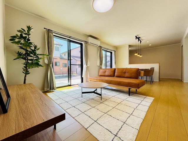 ダイマルタウン　羽島市竹鼻町寺東第７　全４区画分譲の居間・リビング|※家具配置イメージ　シンプルで温かみのあるナチュラルテイストのリビングダイニング。広々設計でゆとりのある空間です。