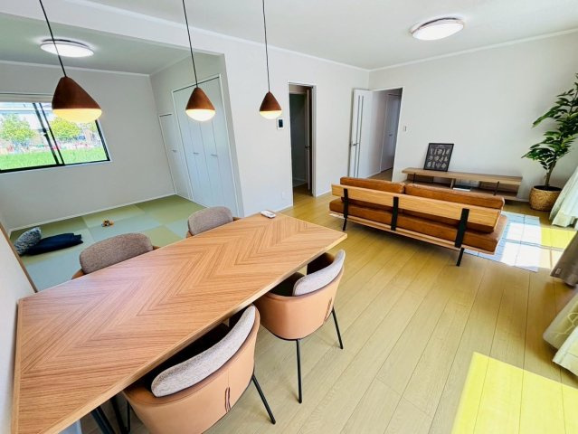 ダイマルタウン　羽島市竹鼻町寺東第７　全４区画分譲の居間・リビング|※家具配置イメージ　シンプルで温かみのあるナチュラルテイストのリビングダイニング。広々設計でゆとりのある空間です。