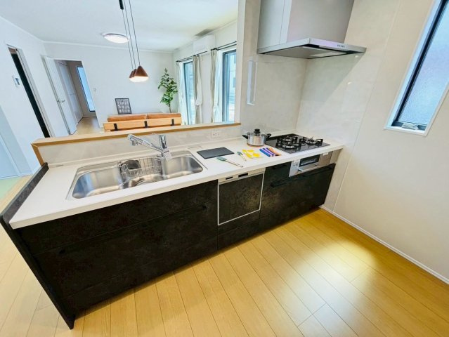 ダイマルタウン　羽島市竹鼻町寺東第７　全４区画分譲のキッチン|家事の時間短縮・節水にもなる食器洗い乾燥機付き。浄水器付き水栓で、いつでもきれいな水が使えます。　　