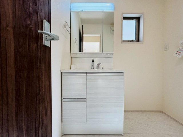 リーブルファイン　羽島市竹鼻町狐穴第２　全2区画分譲の独立洗面台|洗面化粧台 幅 750mm、軽く割れにくい洗面ボールと場所をとらないコンパクト設計の本体キャビネットです。
ミラー扉の内側は全て収納スペースです。リフトアップシャワーを採用し両手が自由に使えます