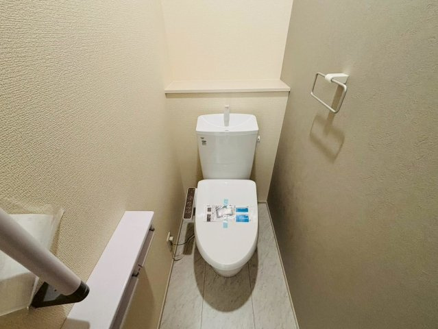 リーブルファイン　羽島市竹鼻町狐穴第２　全2区画分譲のトイレ|超表面平滑加工とイオンパワーの「セフィオンテクト」加工で、汚れが付きにくく落ちやすい仕様で清潔です。
便器にフチがないので汚れが隠れて見えない部分がありません。お手入れがとってもラクラクです。