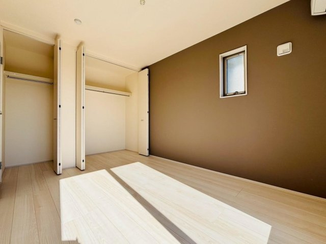 リーブルファイン　羽島市竹鼻町狐穴第２　全2区画分譲の寝室|すべての居室にはたっぷり収納できる大型のクローゼット、各室に２４時間換気システムを設置しています。
排気ファンから低風量で24時間強制排気し、家の中の空気をいつも新鮮に保ちます。
