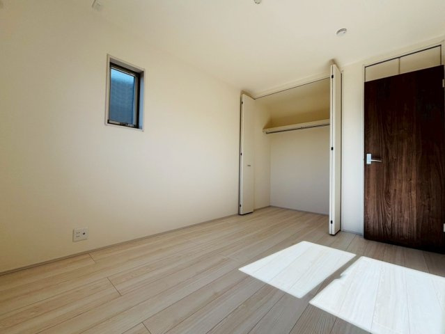 リーブルファイン　羽島市竹鼻町狐穴第２　全2区画分譲の洋室|全居室にたっぷり収納できる大型クローゼット、居室部分の窓ガラスには間に空気層を設けたペアガラスを採用。
高い断熱性と共にガラス面の結露対策にも効果を発揮します。