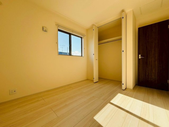 リーブルファイン　羽島市竹鼻町狐穴第２　全2区画分譲の洋室|全居室にたっぷり収納できる大型クローゼット、居室部分の窓ガラスには間に空気層を設けたペアガラスを採用。
高い断熱性と共にガラス面の結露対策にも効果を発揮します。