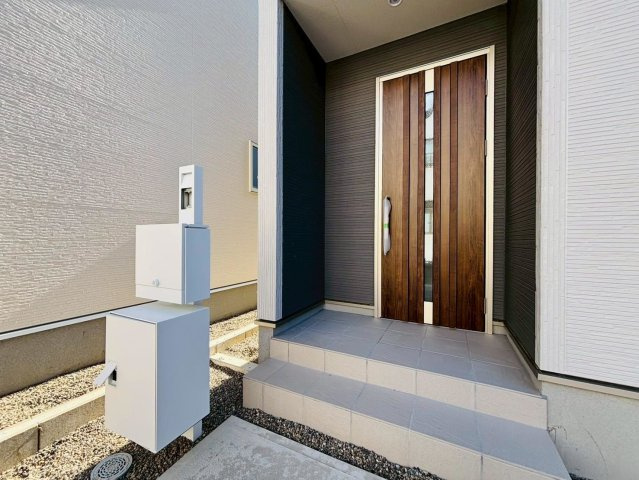 リーブルファイン　羽島市竹鼻町狐穴第２　全2区画分譲の玄関|【ピッキング防止機能付き玄関ドア錠】玄関ドアの鍵は上下に２つあり、内側の下段は脱着サムターンキー。
鍵を不正に開錠されても、もう１つの鍵でピッキングを防ぎます。防犯性の高い仕様になっています。