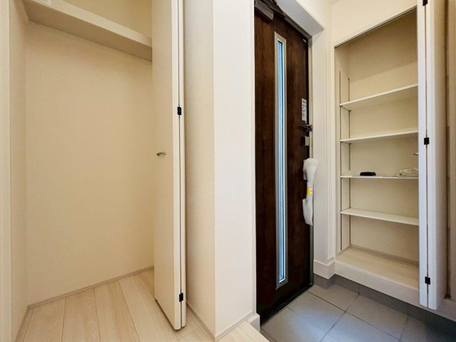 リーブルファイン　羽島市竹鼻町狐穴第２　全2区画分譲の玄関|大容量のシューズ収納付きで玄関周りもすっきり！玄関ドアからの光が玄関ホールを明るくしてくれます。