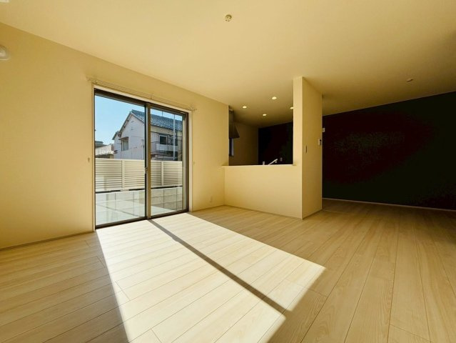 リーブルファイン　羽島市竹鼻町狐穴第２　全2区画分譲の居間・リビング|明るい日差しをふんだんに取り込んだリビングダイニングは家族の笑顔につつまれた素敵な空間になります。
一建設の家は精度が高く丈夫な工法を採用し、「住宅トップランナー基準」に対応しています。