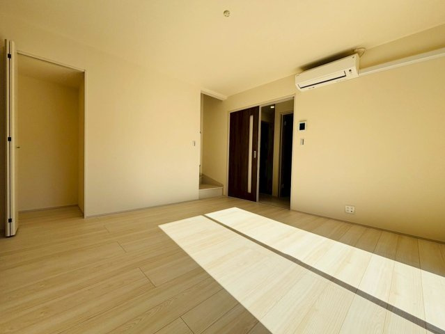 リーブルファイン　羽島市竹鼻町狐穴第２　全2区画分譲の居間・リビング|明るい日差しをふんだんに取り込んだリビングダイニングは家族の笑顔につつまれた素敵な空間になります。
一建設の家は精度が高く丈夫な工法を採用し、「住宅トップランナー基準」に対応しています。