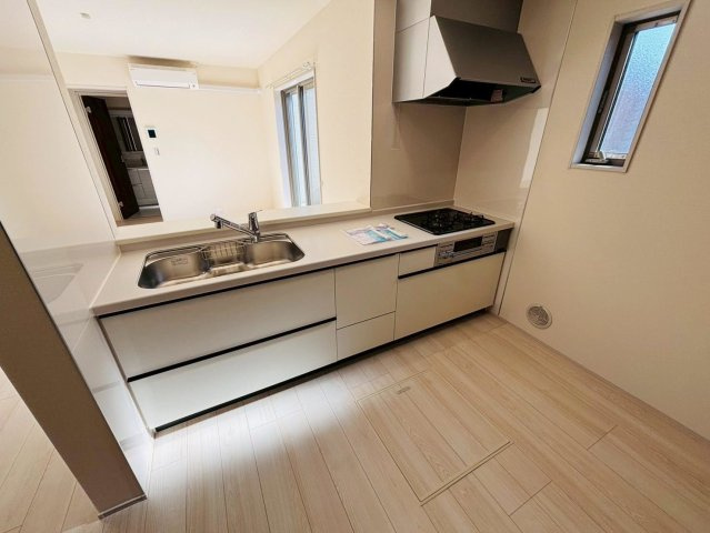 リーブルファイン　羽島市竹鼻町狐穴第２　全2区画分譲のキッチン|機能的で手入れがしやすいシステムキッチンでお掃除も楽々。蛇口は浄水器内蔵型で節湯CI対応水栓です。　
人造大理石カウンターやキッチンパネルなど明るくきれいにお使いいただけます。