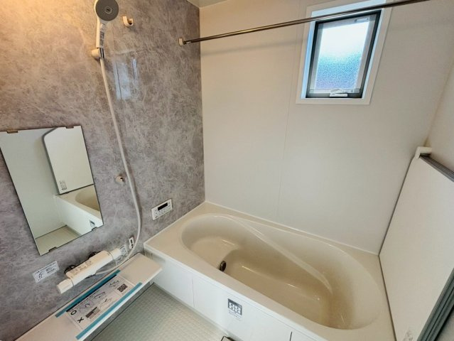 リーブルファイン　羽島市竹鼻町狐穴第２　全2区画分譲の浴室|明るく清潔感がある浴室。浴槽は環境にやさしい節水タイプ。浴槽内ステップで半身浴、親子入浴も安心です。
洗い場の床は乾きやすく滑りにくい快適仕様、水はけが良くカビの発生を軽減できます。
