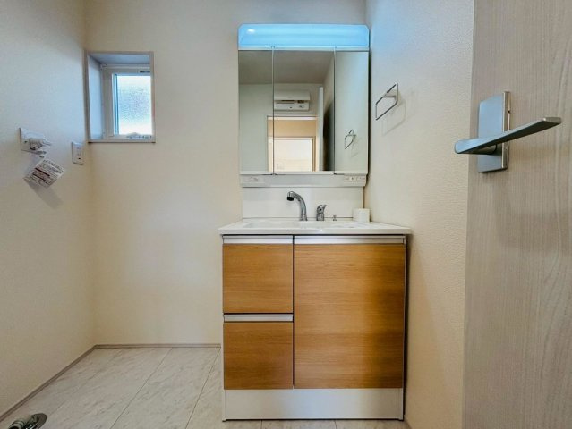 リーブルファイン　羽島市竹鼻町狐穴第２　全2区画分譲の独立洗面台|洗面化粧台 幅 750mm、軽く割れにくい洗面ボールと場所をとらないコンパクト設計の本体キャビネットです。
ミラー扉の内側は全て収納スペースです。リフトアップシャワーを採用し両手が自由に使えます