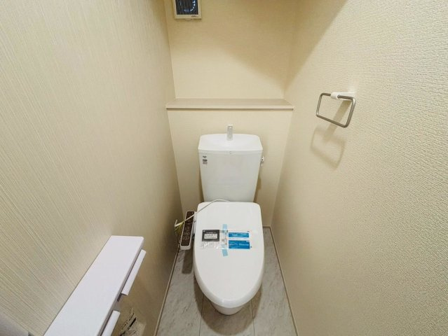 リーブルファイン　羽島市竹鼻町狐穴第２　全2区画分譲のトイレ|超表面平滑加工とイオンパワーの「セフィオンテクト」加工で、汚れが付きにくく落ちやすい仕様で清潔です。
便器にフチがないので汚れが隠れて見えない部分がありません。お手入れがとってもラクラクです。