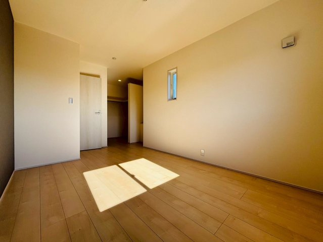 リーブルファイン　羽島市竹鼻町狐穴第２　全2区画分譲の寝室|すべての居室にはたっぷり収納できる大型のクローゼット、各室に２４時間換気システムを設置しています。
排気ファンから低風量で24時間強制排気し、家の中の空気をいつも新鮮に保ちます。
