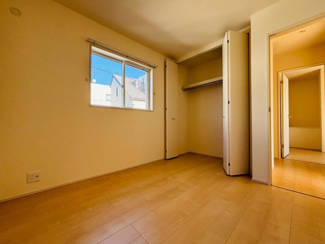 リーブルファイン　羽島市竹鼻町狐穴第２　全2区画分譲の洋室|全居室にたっぷり収納できる大型クローゼット、居室部分の窓ガラスには間に空気層を設けたペアガラスを採用。
高い断熱性と共にガラス面の結露対策にも効果を発揮します。