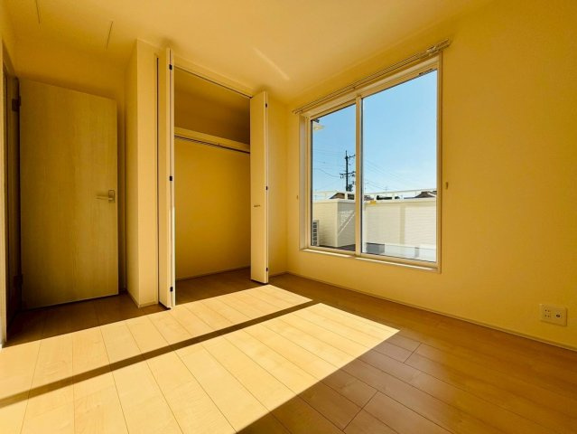 リーブルファイン　羽島市竹鼻町狐穴第２　全2区画分譲の洋室|全居室にたっぷり収納できる大型クローゼット、居室部分の窓ガラスには間に空気層を設けたペアガラスを採用。
高い断熱性と共にガラス面の結露対策にも効果を発揮します。