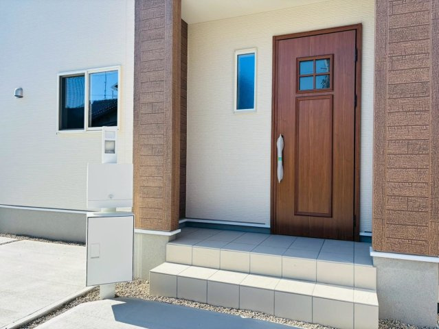 リーブルファイン　羽島市竹鼻町狐穴第２　全2区画分譲の玄関|【ピッキング防止機能付き玄関ドア錠】玄関ドアの鍵は上下に２つあり、内側の下段は脱着サムターンキー。
鍵を不正に開錠されても、もう１つの鍵でピッキングを防ぎます。防犯性の高い仕様になっています。