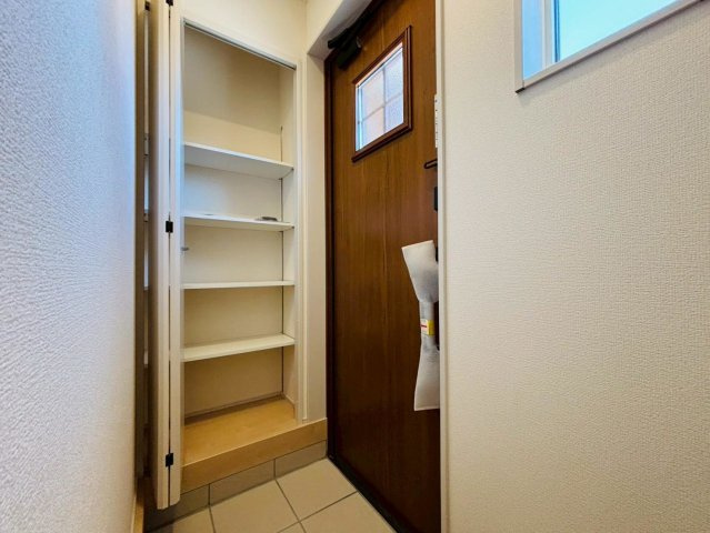 リーブルファイン　羽島市竹鼻町狐穴第２　全2区画分譲の玄関|大容量のシューズ収納付きで玄関周りもすっきり！玄関ドアからの光が玄関ホールを明るくしてくれます。