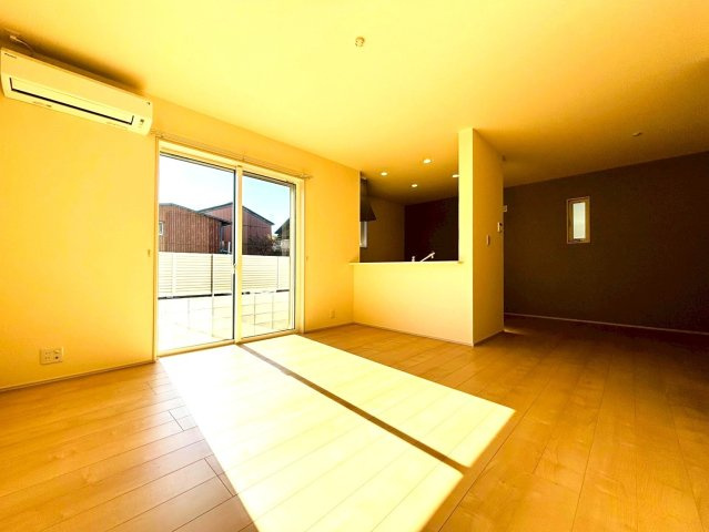 リーブルファイン　羽島市竹鼻町狐穴第２　全2区画分譲の居間・リビング|明るい日差しをふんだんに取り込んだリビングダイニングは家族の笑顔につつまれた素敵な空間になります。
一建設の家は精度が高く丈夫な工法を採用し、「住宅トップランナー基準」に対応しています。