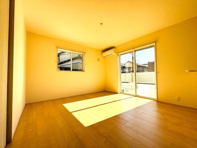 リーブルファイン　羽島市竹鼻町狐穴第２　全2区画分譲の居間・リビング|明るい日差しをふんだんに取り込んだリビングダイニングは家族の笑顔につつまれた素敵な空間になります。
一建設の家は精度が高く丈夫な工法を採用し、「住宅トップランナー基準」に対応しています。