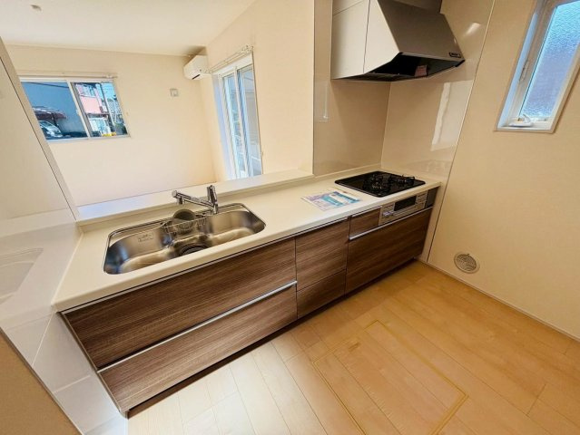 リーブルファイン　羽島市竹鼻町狐穴第２　全2区画分譲のキッチン|機能的で手入れがしやすいシステムキッチンでお掃除も楽々。蛇口は浄水器内蔵型で節湯CI対応水栓です。　
人造大理石カウンターやキッチンパネルなど明るくきれいにお使いいただけます。