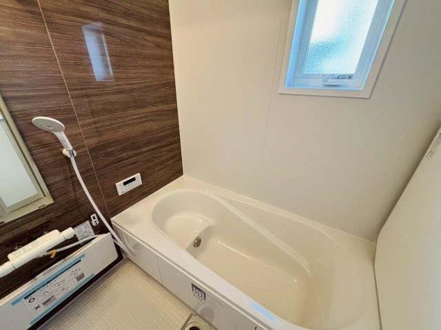 リーブルファイン　羽島市竹鼻町狐穴第２　全2区画分譲の浴室|明るく清潔感がある浴室。浴槽は環境にやさしい節水タイプ。浴槽内ステップで半身浴、親子入浴も安心です。
洗い場の床は乾きやすく滑りにくい快適仕様、水はけが良くカビの発生を軽減できます。
