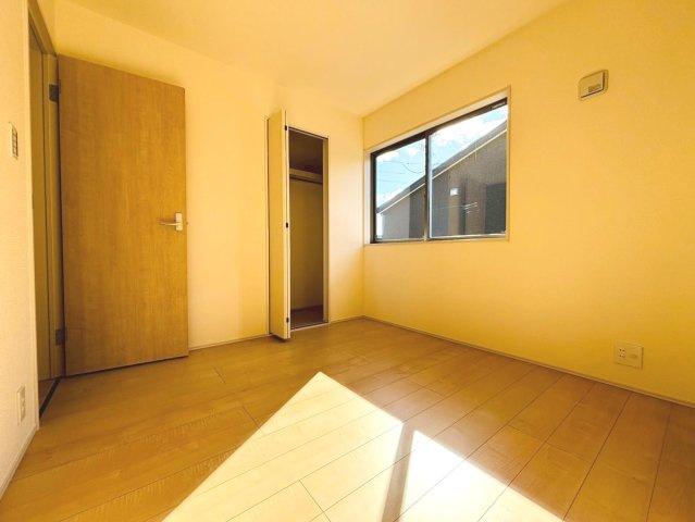 リーブルガーデン　羽島市竹鼻町第2期　全3区画分譲の独立洗面台|洗面化粧台 幅 750mm、軽く割れにくい洗面ボールと場所をとらないコンパクト設計の本体キャビネットです。
ミラー扉の内側は全て収納スペースです。リフトアップシャワーを採用し両手が自由に使えます