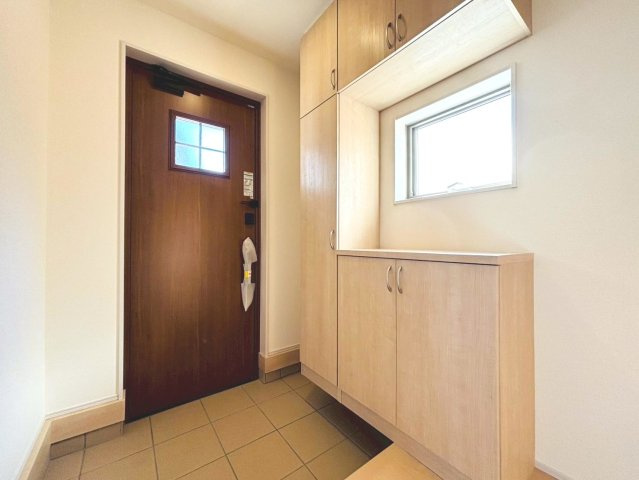 リーブルガーデン　羽島市竹鼻町第2期　全3区画分譲の洋室|全居室にたっぷり収納できる大型クローゼット、居室部分の窓ガラスには間に空気層を設けたペアガラスを採用。
高い断熱性と共にガラス面の結露対策にも効果を発揮します。