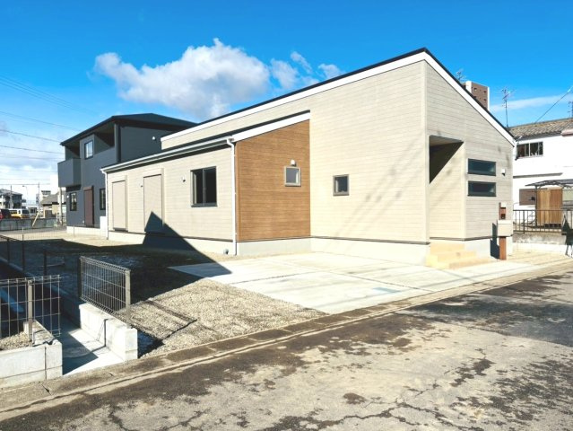 リーブルガーデン　羽島市竹鼻町第2期　全3区画分譲の玄関|【ピッキング防止機能付き玄関ドア錠】玄関ドアの鍵は上下に２つあり、内側の下段は脱着サムターンキー。
鍵を不正に開錠されても、もう１つの鍵でピッキングを防ぎます。防犯性の高い仕様になっています。